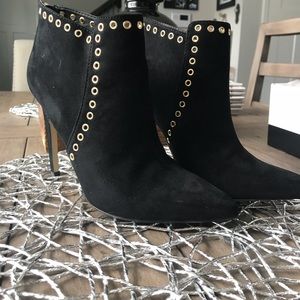 Black, heel, ankle boot w/metal eyelet detail Sz9